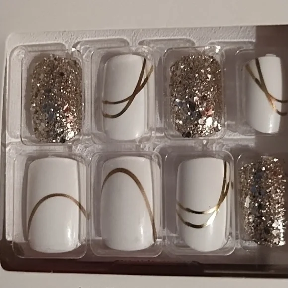 Press-on Nails - Picture 3 of 3